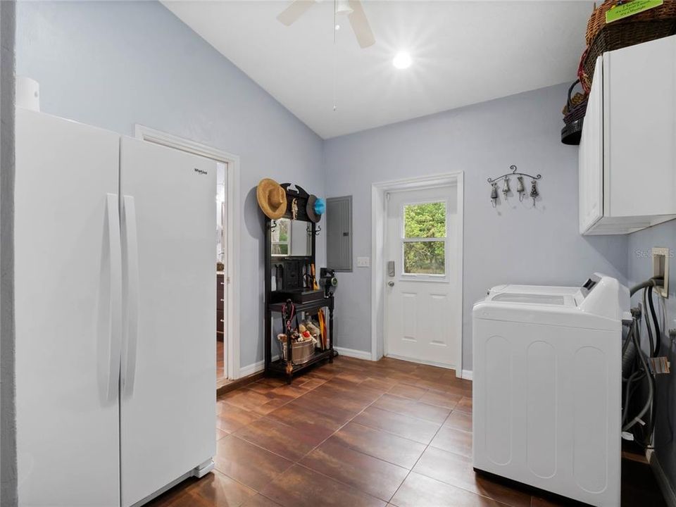 For Sale: $1,175,000 (3 beds, 2 baths, 2432 Square Feet)