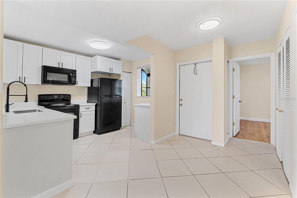 合同活跃: $265,000 (2 贝兹, 2 浴室, 1115 平方英尺)