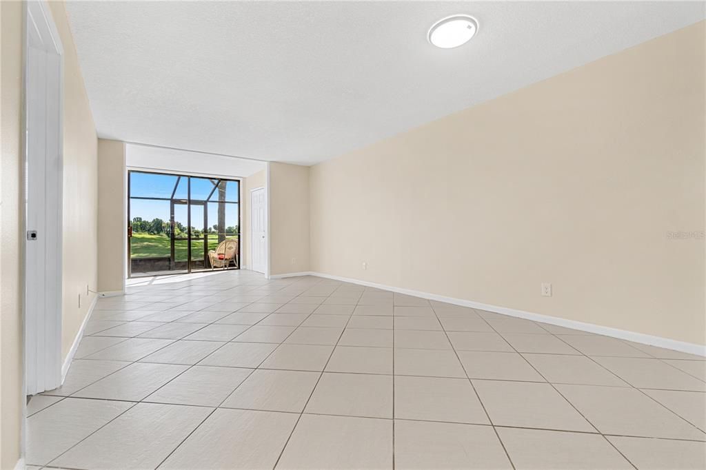 合同活跃: $265,000 (2 贝兹, 2 浴室, 1115 平方英尺)