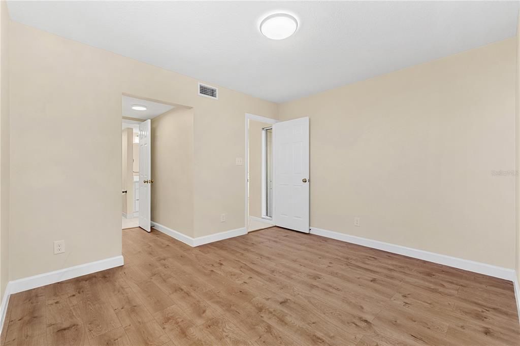 合同活跃: $265,000 (2 贝兹, 2 浴室, 1115 平方英尺)