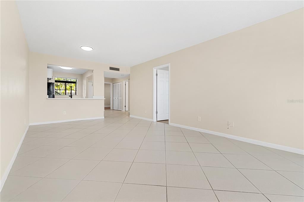 合同活跃: $265,000 (2 贝兹, 2 浴室, 1115 平方英尺)