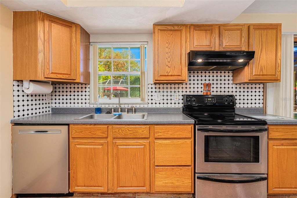 На продажу: $389,999 (3 спален, 2 ванн, 1442 Квадратных фут)