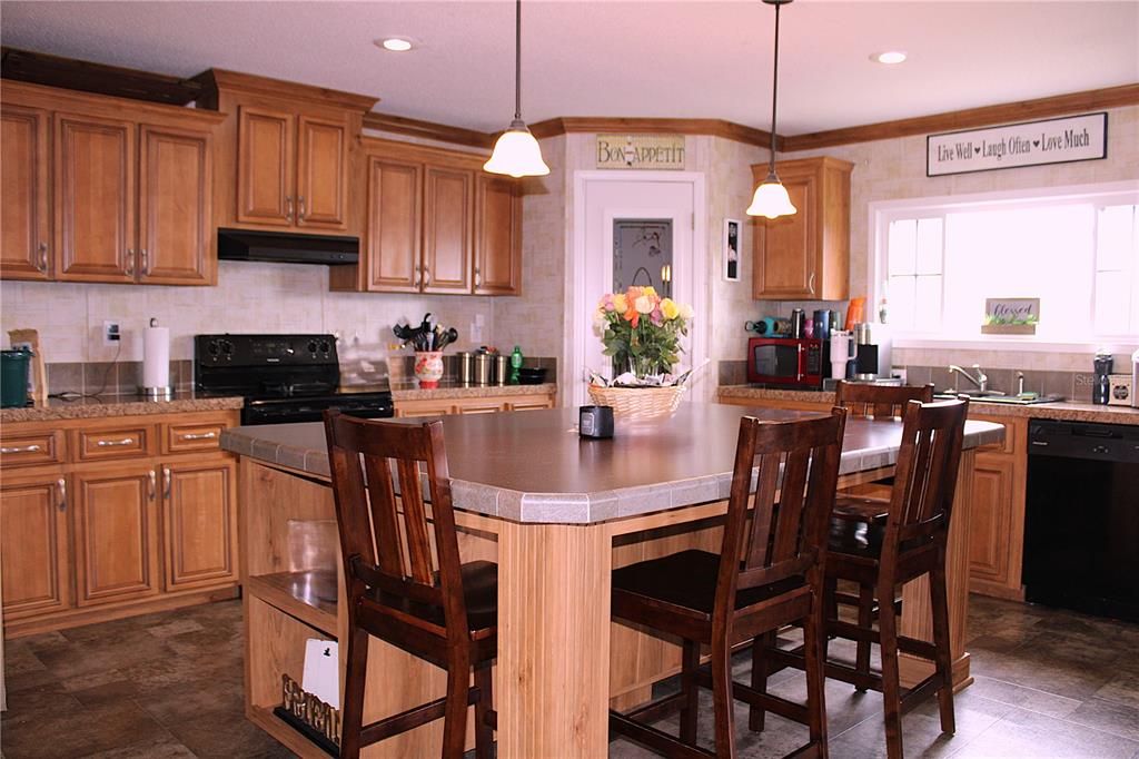 Под контрактом: $360,000 (3 спален, 2 ванн, 1800 Квадратных фут)