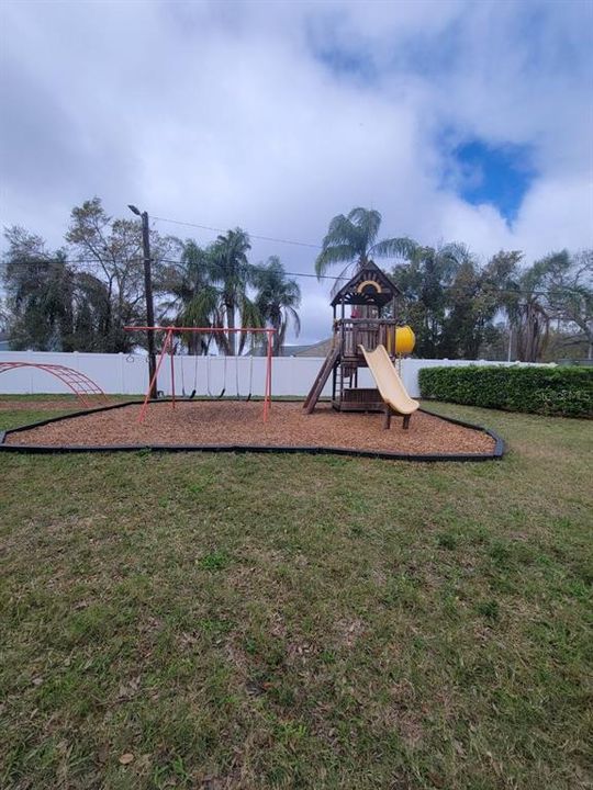 Active With Contract: $1,600 (2 beds, 2 baths, 906 Square Feet)