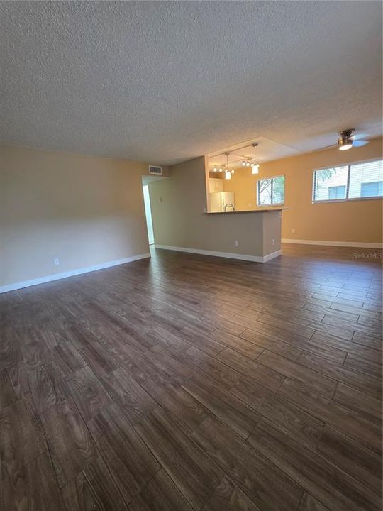 Active With Contract: $1,600 (2 beds, 2 baths, 906 Square Feet)