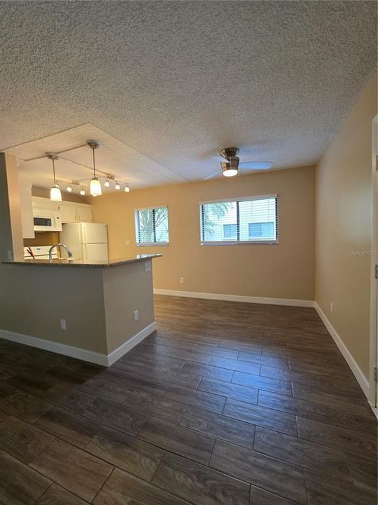 Active With Contract: $1,600 (2 beds, 2 baths, 906 Square Feet)