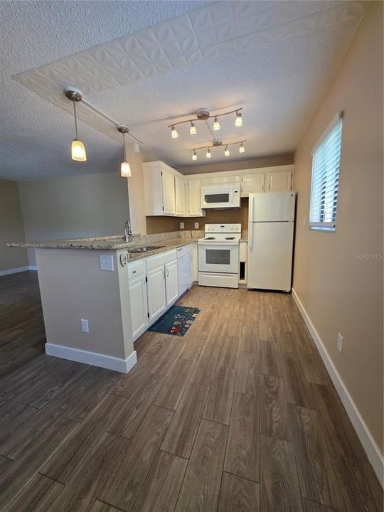 Active With Contract: $1,600 (2 beds, 2 baths, 906 Square Feet)