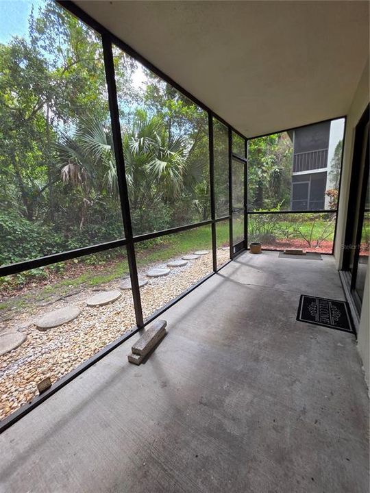 Active With Contract: $1,600 (2 beds, 2 baths, 906 Square Feet)