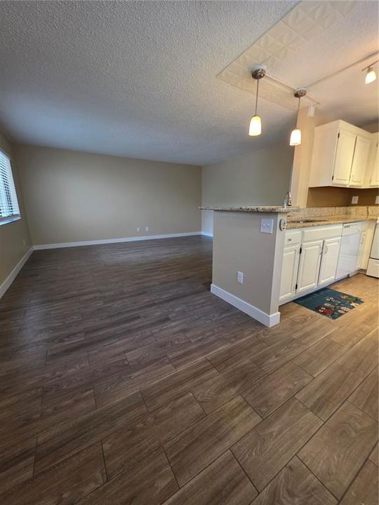 Active With Contract: $1,600 (2 beds, 2 baths, 906 Square Feet)