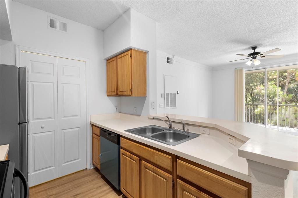 Activo con contrato: $223,900 (2 camas, 2 baños, 886 Pies cuadrados)