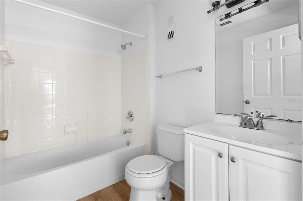 Activo con contrato: $223,900 (2 camas, 2 baños, 886 Pies cuadrados)