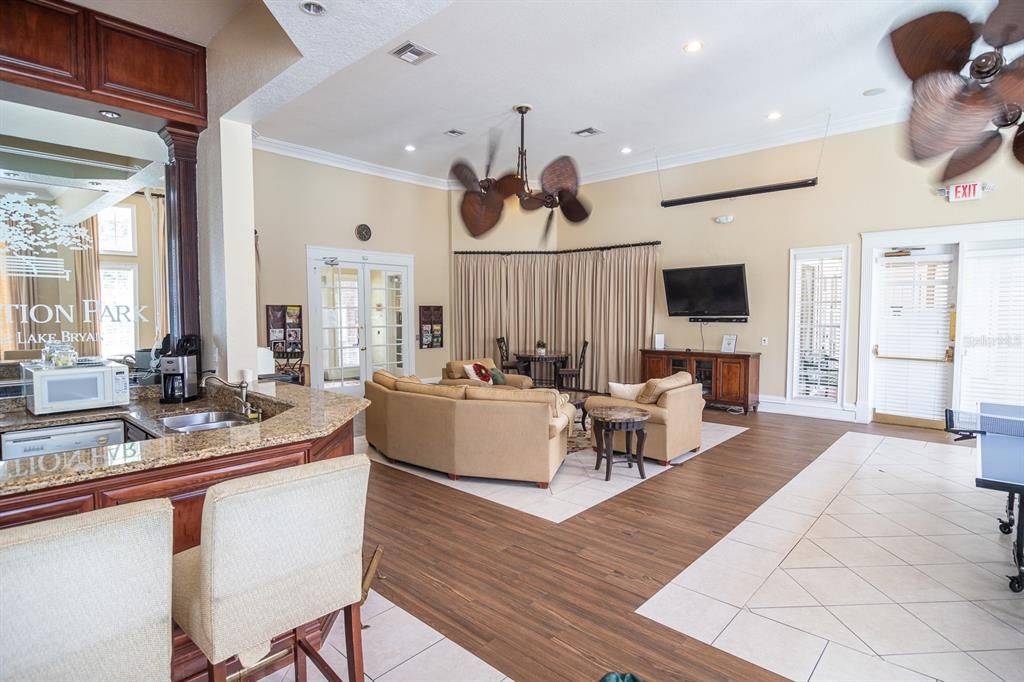 Activo con contrato: $223,900 (2 camas, 2 baños, 886 Pies cuadrados)