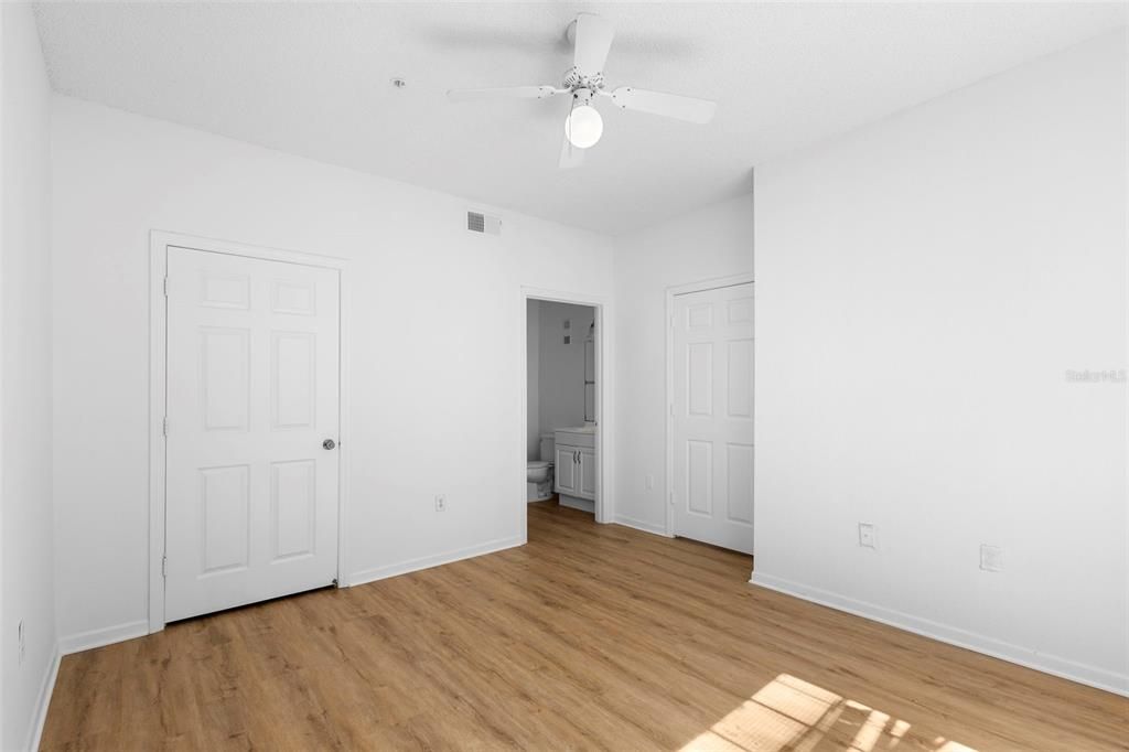 Activo con contrato: $223,900 (2 camas, 2 baños, 886 Pies cuadrados)