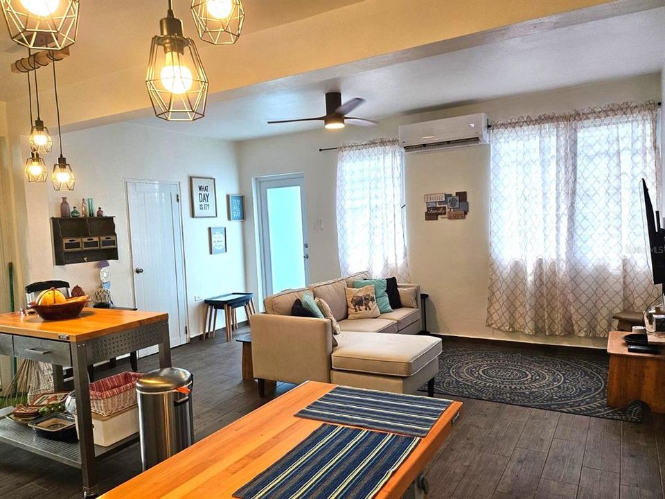 На продажу: $599,000 (2 спален, 1 ванн, 800 Квадратных фут)