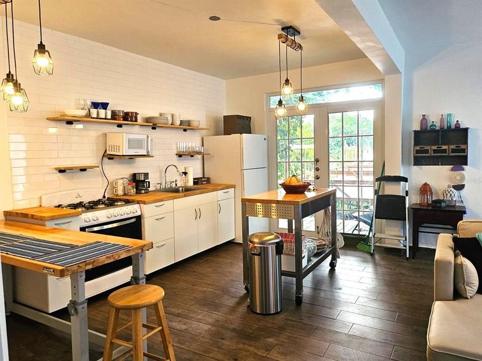 На продажу: $599,000 (2 спален, 1 ванн, 800 Квадратных фут)