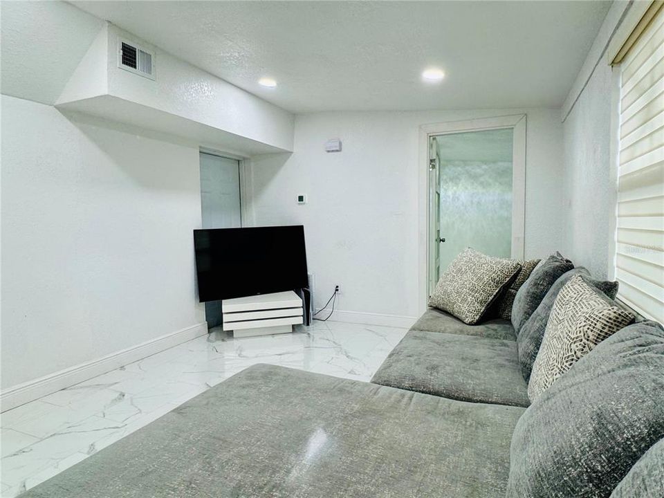 For Sale: $160,000 (3 beds, 2 baths, 1010 Square Feet)