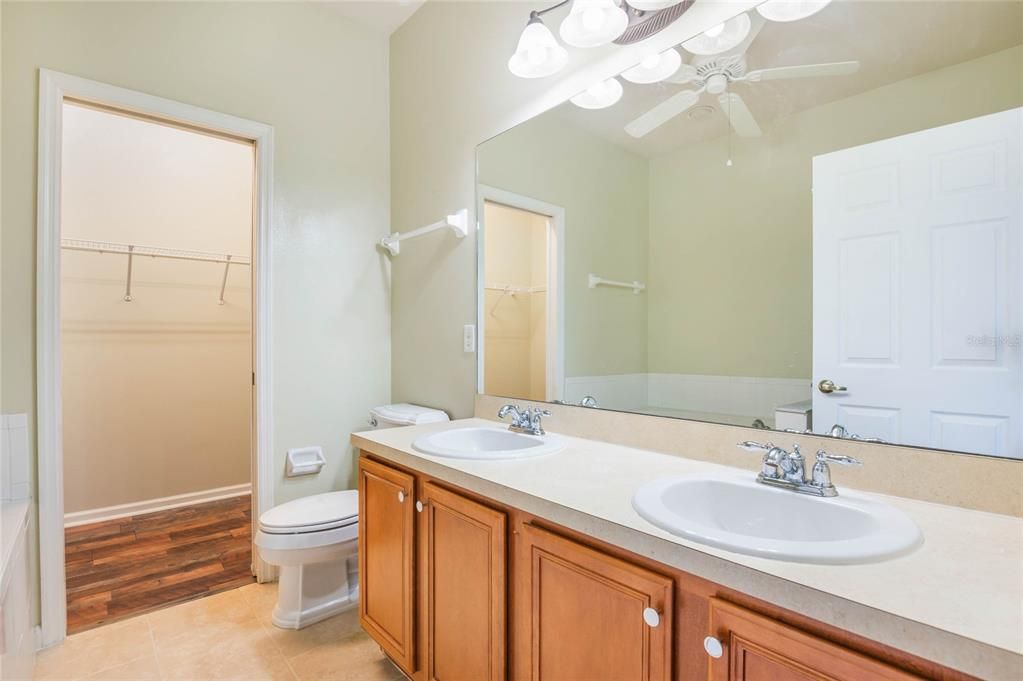 En Venta: $408,900 (4 camas, 2 baños, 2023 Pies cuadrados)