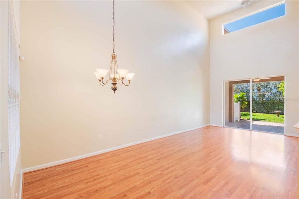 En Venta: $408,900 (4 camas, 2 baños, 2023 Pies cuadrados)