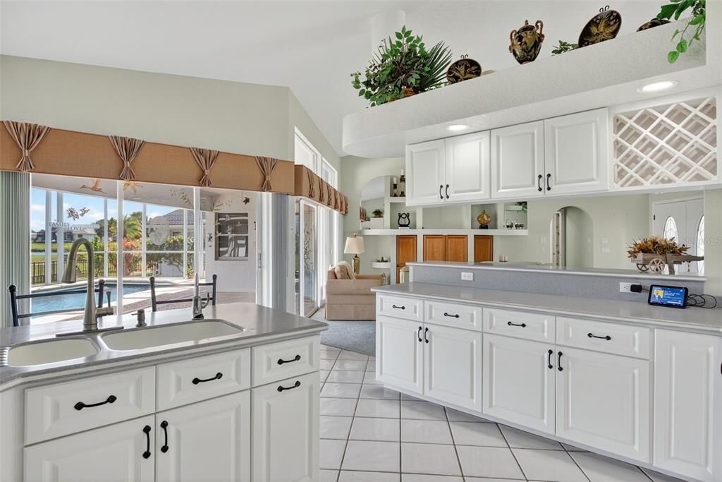 Activo con contrato: $549,000 (3 camas, 2 baños, 2316 Pies cuadrados)