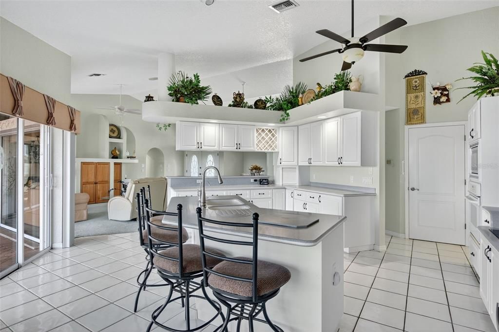 Activo con contrato: $549,000 (3 camas, 2 baños, 2316 Pies cuadrados)