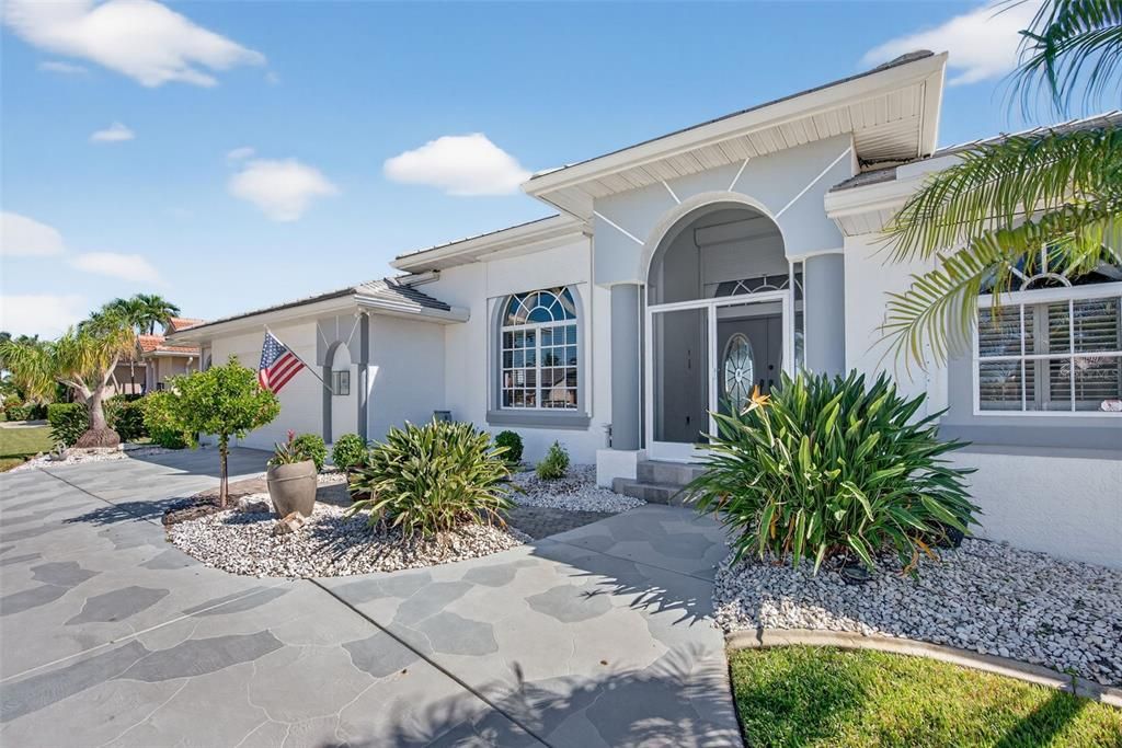 Activo con contrato: $549,000 (3 camas, 2 baños, 2316 Pies cuadrados)