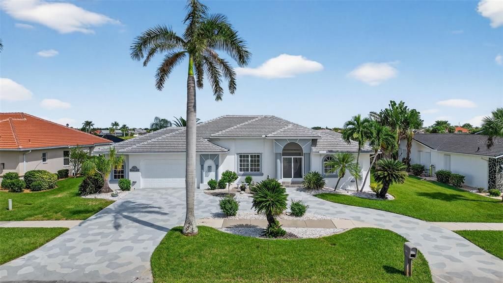 Activo con contrato: $549,000 (3 camas, 2 baños, 2316 Pies cuadrados)