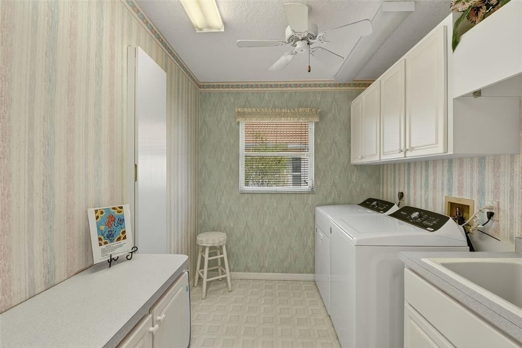 Activo con contrato: $549,000 (3 camas, 2 baños, 2316 Pies cuadrados)