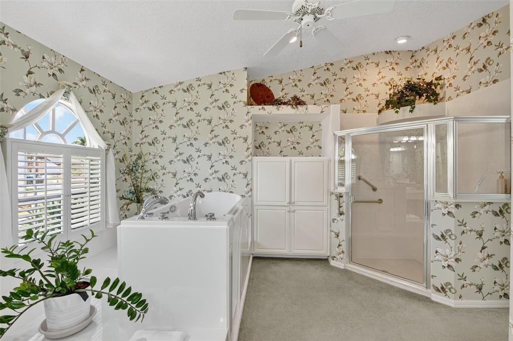 Activo con contrato: $549,000 (3 camas, 2 baños, 2316 Pies cuadrados)