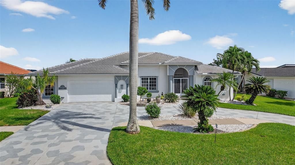 Activo con contrato: $549,000 (3 camas, 2 baños, 2316 Pies cuadrados)