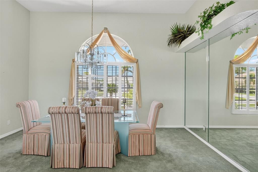 Activo con contrato: $549,000 (3 camas, 2 baños, 2316 Pies cuadrados)