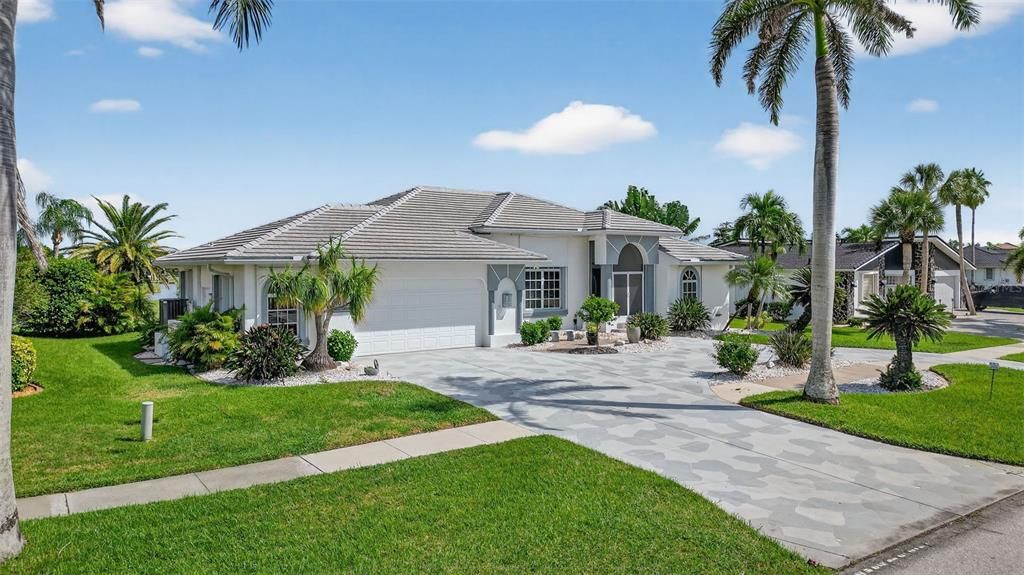 Activo con contrato: $549,000 (3 camas, 2 baños, 2316 Pies cuadrados)