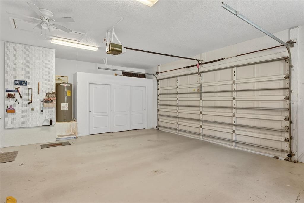 Activo con contrato: $549,000 (3 camas, 2 baños, 2316 Pies cuadrados)