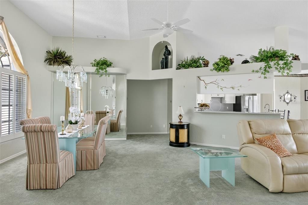 Activo con contrato: $549,000 (3 camas, 2 baños, 2316 Pies cuadrados)