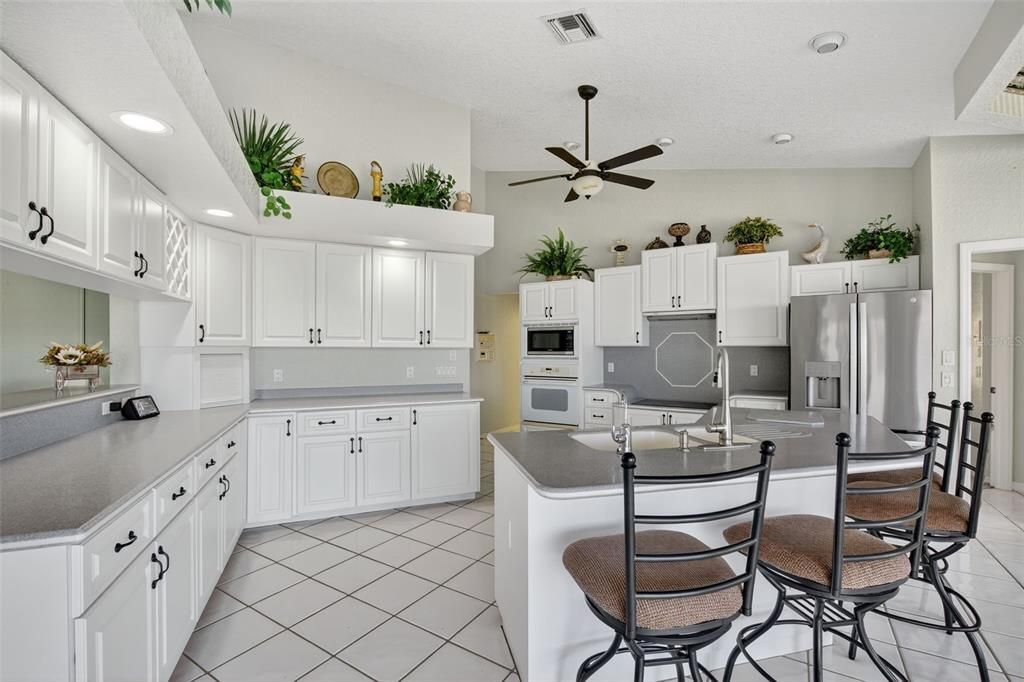 Activo con contrato: $549,000 (3 camas, 2 baños, 2316 Pies cuadrados)