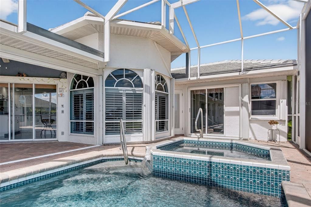 Activo con contrato: $549,000 (3 camas, 2 baños, 2316 Pies cuadrados)