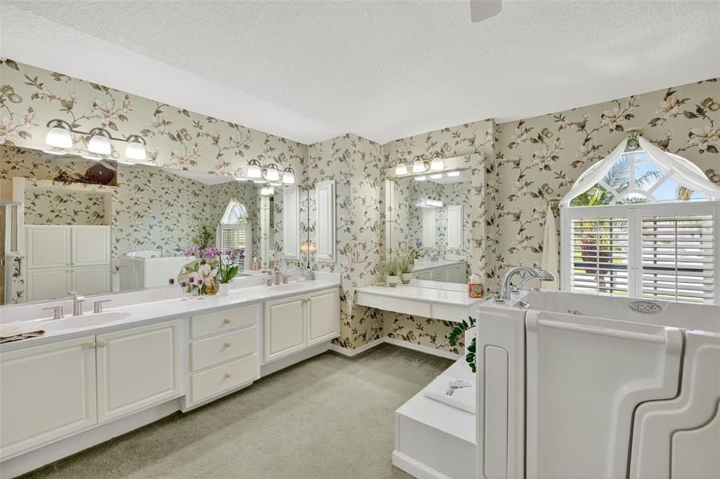 Activo con contrato: $549,000 (3 camas, 2 baños, 2316 Pies cuadrados)