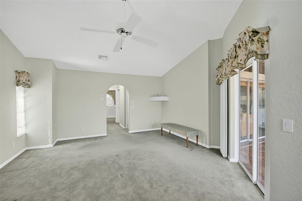 Activo con contrato: $549,000 (3 camas, 2 baños, 2316 Pies cuadrados)