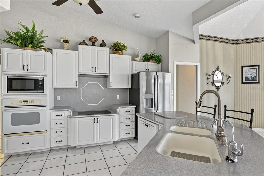 Activo con contrato: $549,000 (3 camas, 2 baños, 2316 Pies cuadrados)