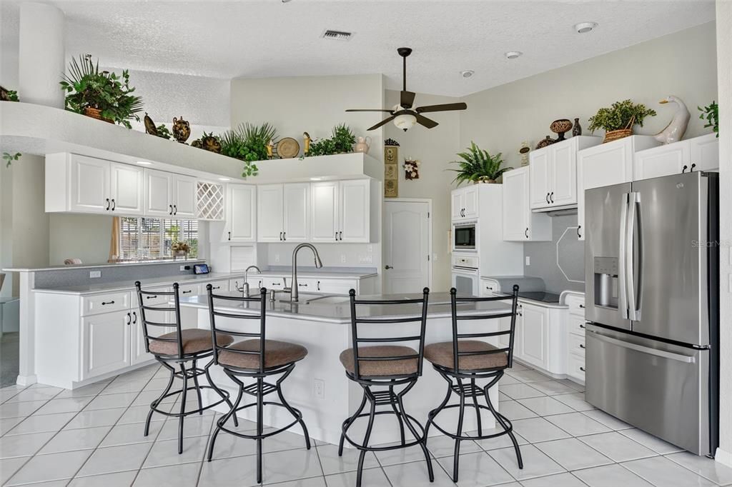 Activo con contrato: $549,000 (3 camas, 2 baños, 2316 Pies cuadrados)