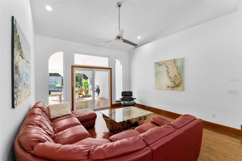 En Venta: $1,099,000 (3 camas, 2 baños, 3310 Pies cuadrados)