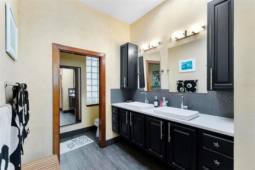 En Venta: $1,099,000 (3 camas, 2 baños, 3310 Pies cuadrados)