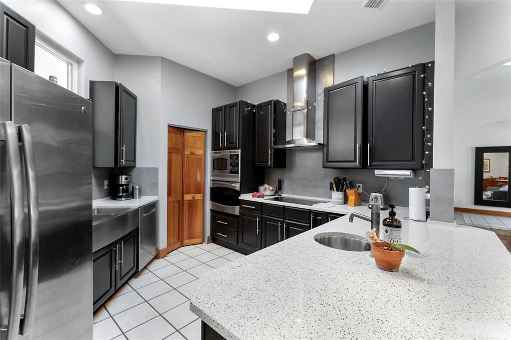 En Venta: $1,099,000 (3 camas, 2 baños, 3310 Pies cuadrados)