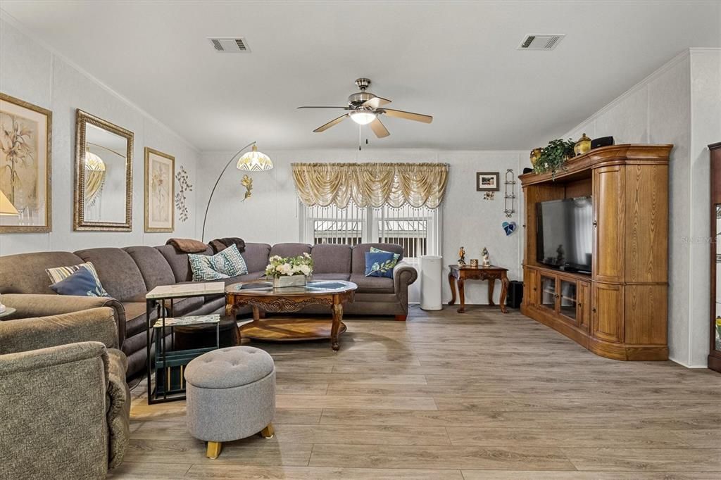 For Sale: $160,000 (2 beds, 2 baths, 1296 Square Feet)