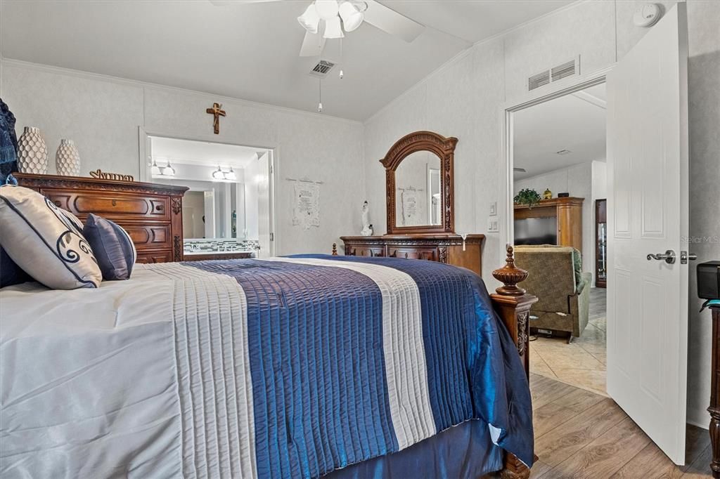 For Sale: $160,000 (2 beds, 2 baths, 1296 Square Feet)