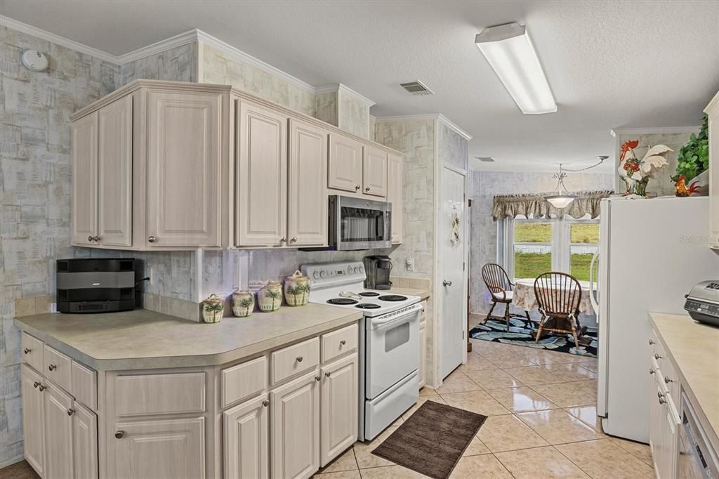 For Sale: $160,000 (2 beds, 2 baths, 1296 Square Feet)