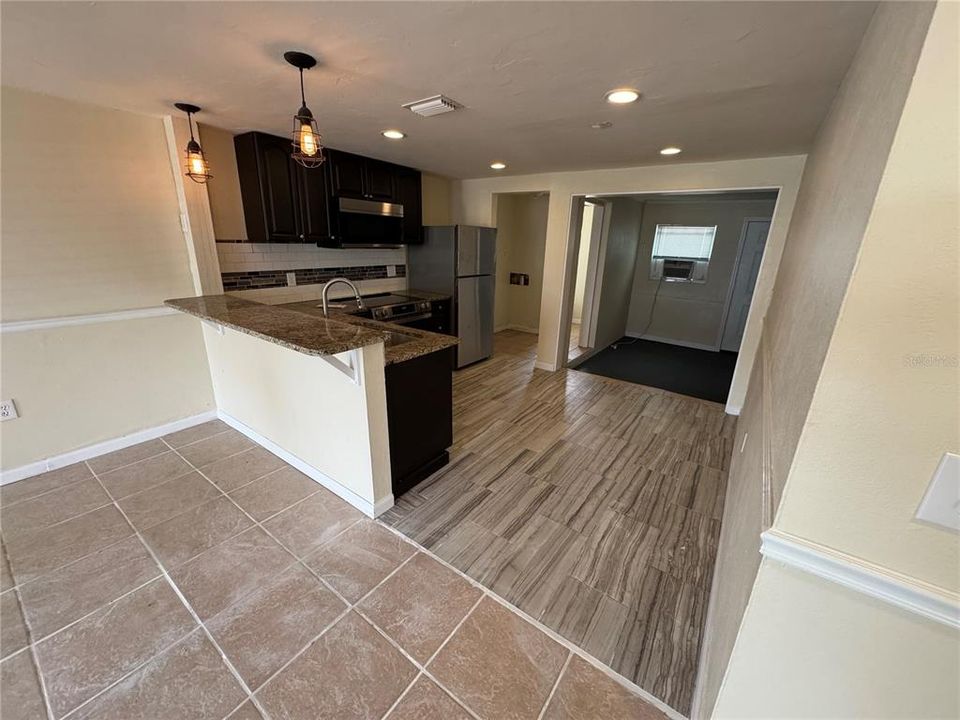 For Rent: $1,475 (2 beds, 1 baths, 983 Square Feet)
