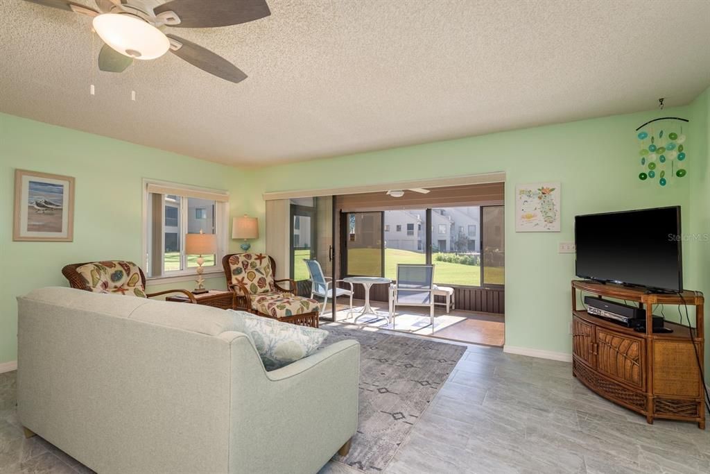 待售: $395,000 (2 贝兹, 2 浴室, 1070 平方英尺)