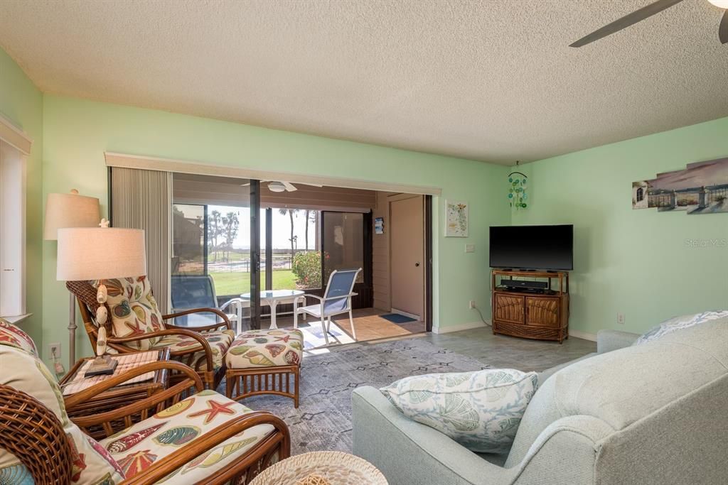 待售: $395,000 (2 贝兹, 2 浴室, 1070 平方英尺)