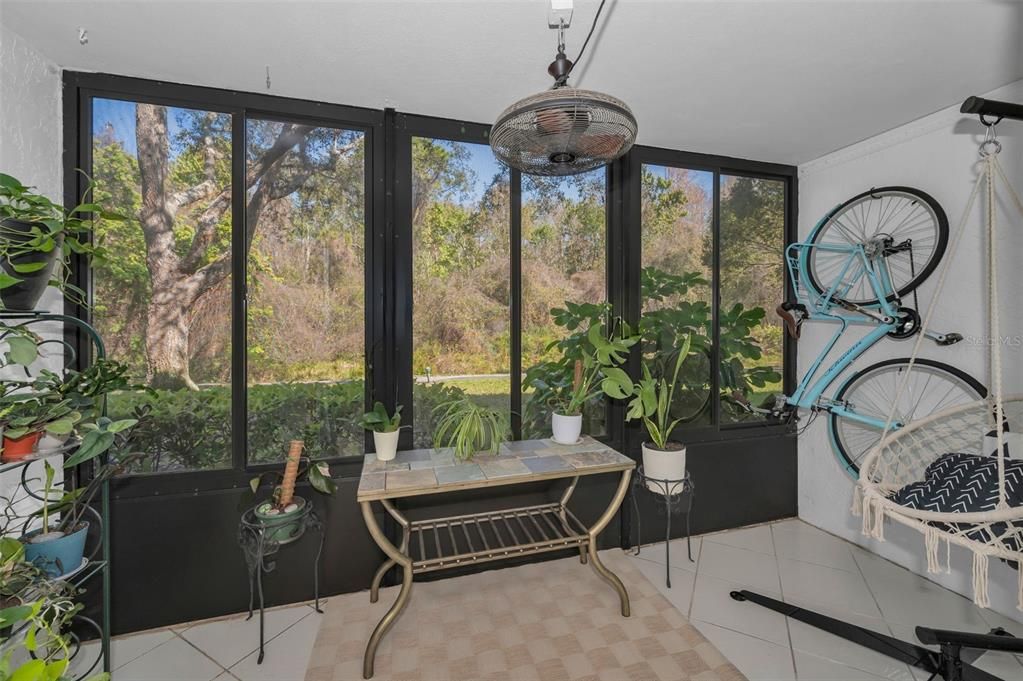 合同活跃: $180,000 (2 贝兹, 2 浴室, 979 平方英尺)