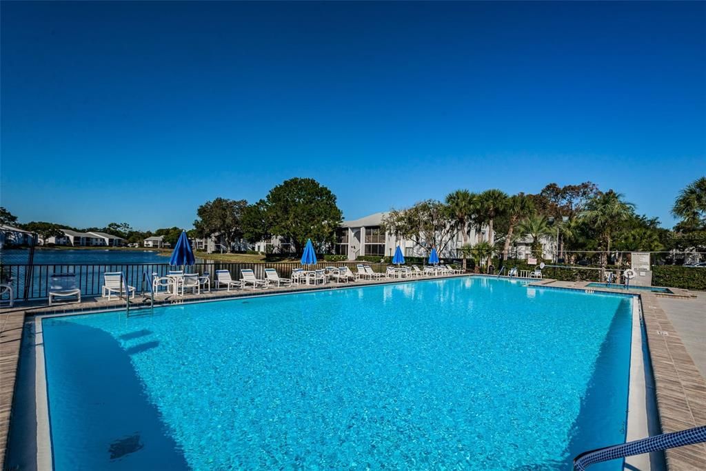 合同活跃: $180,000 (2 贝兹, 2 浴室, 979 平方英尺)